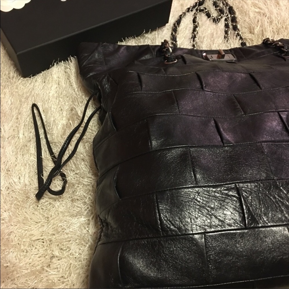🌺SOLD 🌺Chanel glazed leather shoulder tote - Picture 4 of 11